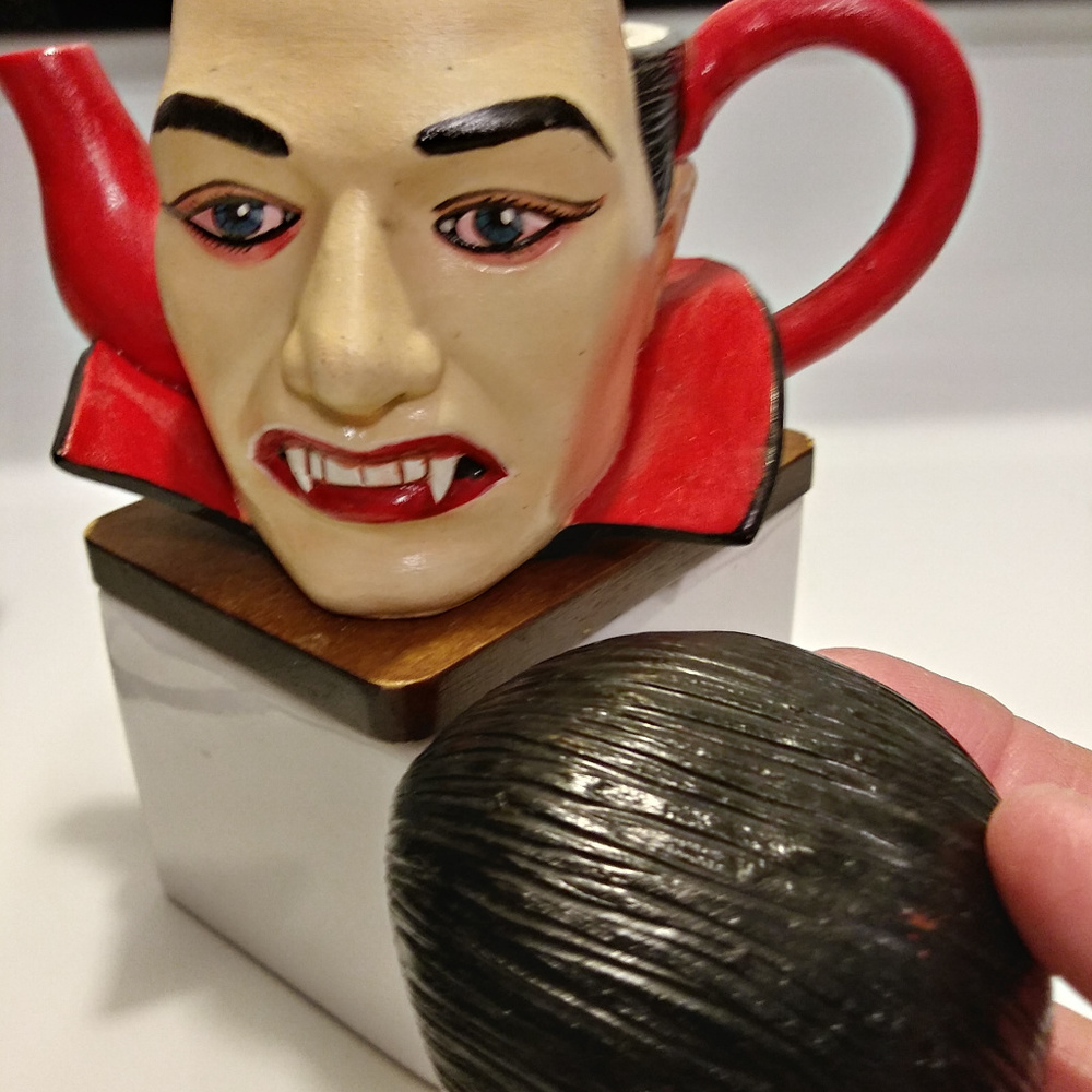 Vampire Tiny Teapot - Picture 4 of 4